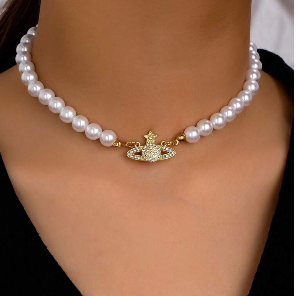 Beautiful vivianne Westwood  pearls comes in beautiful gift pouch